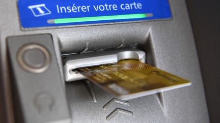 Un distributeur automatique de billets de banques (photo d'illustration). (FRED TANNEAU / AFP)