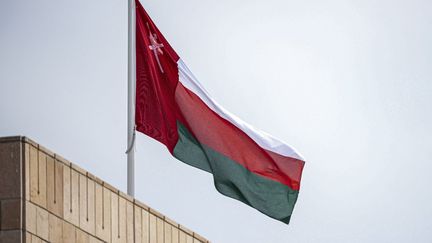 Le drapeau d'Oman flotte au-dessus du palais royal d'al-Alam dans la capitale Mascate, le 27 septembre 2022. (EISSA AL-HAMMADI / UAE PRESIDENTIAL COURT / AFP)