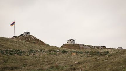 Un drapeau arménien à la frontière entre l'Arménie et l'Azerbaïdjan, le 27 septembre 2023. (ALAIN JOCARD / AFP)