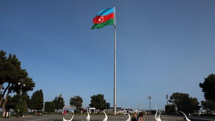 Le drapeau de l'Azerbaïdjan hissé à Bakou, la capitale du pays, le 28 septembre 2023. (EMMANUEL DUNAND / AFP)
