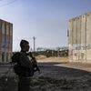 Un soldat israélien positionné dans le moshav de Netiv HaAsara (Israël), près de la frontière avec la bande de Gaza, le 17 novembre 2023. (RONALDO SCHEMIDT / AFP)