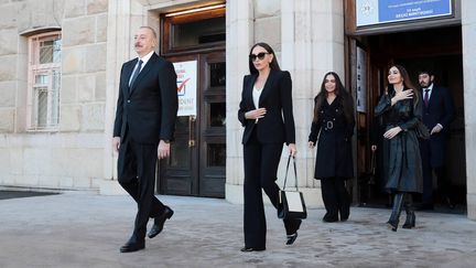 Le président de l'Azerbaïdjan, Ilham Aliev, et son épouse quittent un bureau de vote à Khankendi, dans la région disputée du Haut-Karabakh, le 7 février 2024 (HANDOUT / AZERBAIJANI PRESIDENCY / AFP)