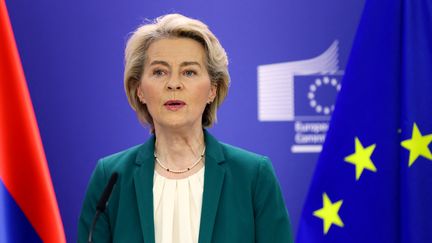 La présidente de la Commission européenne, Ursula von der Leyen, le 5 avril 2024, lors d'une conférence de presse à Bruxelles (Belgique). (JOHANNA GERON / POOL / AFP)