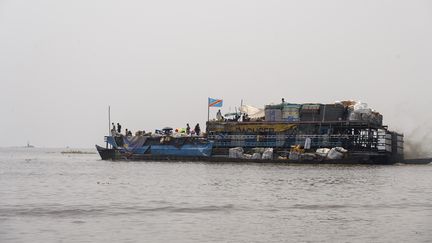 Un bateau en bois sur le fleuve Congo, en République démocratique du Congo, le 22 avril 2024. Photo d'illustration. (ARSENE MPIANA / AFP)