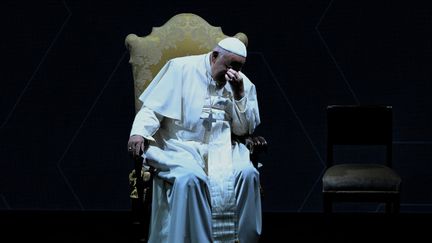 Le pape François, se tenant la tête dans la main, le 10 mai 2024, à Rome, en Italie. (ANDREAS SOLARO / AFP)