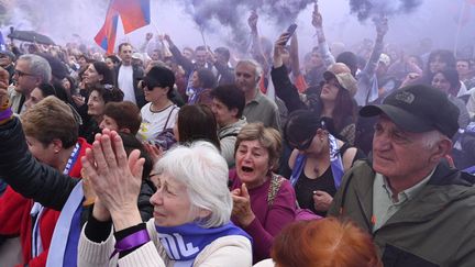 Des manifestants réclament la démission du Premier ministre arménien après le transfert de villages à l'Azerbaïdjan, lors d'un rassemblement à Erevan (Arménie), le 26 mai 2024. (KAREN MINASYAN / AFP)