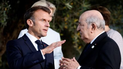 Emmanuel Macron (à gauche) et son homologue algérien Abdelmadjid Tebboune (à droite), lors du sommet du G7 organisé par l'Italie, à Savelletri, le 14 juin 2024. (LUDOVIC MARIN / AFP)