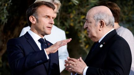 Le président français Emmanuel Macron (à gauche) et son homologue algérien, Abdelmadjid Tebboune (à droite), le 14 juin 2024 à Savelletri (Italie). (LUDOVIC MARIN / AFP)