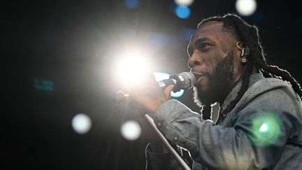 La star nigériane Burna Boy donnera un concert au Stade de France, le 18 avril 2025. (OLI SCARFF / AFP)
