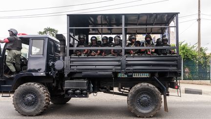 Des policiers patrouillent à Ikeja, dans l'Etat de Lagos, au Nigeria, le 1er août 2024. (BENSON IBEABUCHI / AFP)
