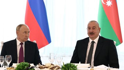 Vladimir Poutine et Ilham Aliev assistent à un dîner officiel organisé à Bakou, en Azerbaïdjan, le 19 août 2024. (MIKHAIL TERESHCHENKO / POOL / AFP)