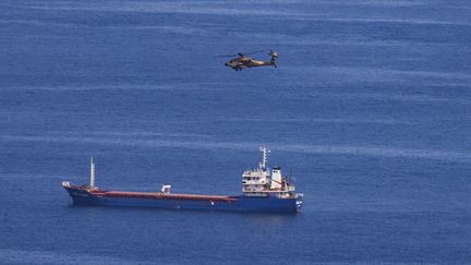 Un hélicoptère de l'armée israélienne au-dessus du port d'Haïfa, le 12 octobre 2024. (AHMAD GHARABLI / AFP)
