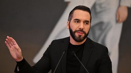 Le président du Salvador, Nayib Bukele, lors d'une conférence de presse dans la capitale San Salvador, le 14 janvier 2025. (MARVIN RECINOS / AFP)