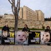 Des soutiens et proches d'otages arborent des banderoles montrant Shiri, Kfir et Ariel Bibas à Jérusalem, le 3 février 2025. (MENAHEM KAHANA / AFP)