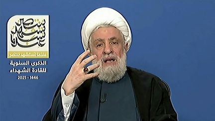 Le chef du Hezbollah Naïm Qassem dans un précédent discours diffusé sur al-Manar, la chaîne de télévision du mouvement, le 16 février 2025. (AFP / AL-MANAR)