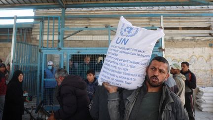 Un Palestinien reçoit un sac d'aide alimentaire de l'ONU, le 3 mars 2025, lors d'une distribution à Gaza. (EYAD BABA / AFP)