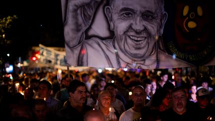 Veillée pour prier pour la santé du pape à Buenos Aires, le 7 mars 2025. (TOMAS CUESTA / AFP)