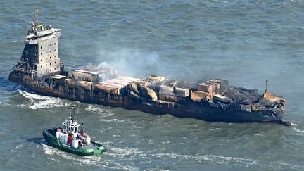 De la fumée s'échappe du "Solong", le 11 mars 2025, au lendemain d'une collision avec un pétrolier. (PAUL ELLIS / AFP)
