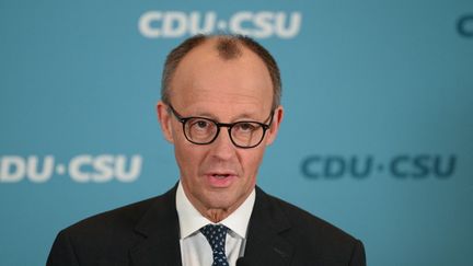 Le futur chancelier allemand Friedrich Merz, lors d'une conférence de presse à Berlin, le 14 mars 2025. (RALF HIRSCHBERGER / AFP)