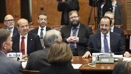 Le président chypriote Nikos Christodoulides (à droite) et le dirigeant chypriote turc Ersin Tatar (à gauche) aux Nations unies à Genève, le 18 mars 2025. (PIERRE ALBOUY / POOL / AFP)