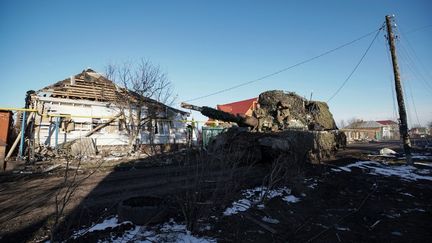 Des soldats russes dans le village de Kazachya Loknya, repris aux ukrainiens, dans la région de Koursk, en Russie, le 16 mars 2025. (TATYANA MAKEYEVA / AFP)