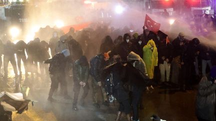 La police utilise des canons à eau pour disperser des manifestants à Ankara, en Turquie, le 23 mars 2025. (ADEM ALTAN / AFP)