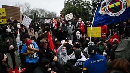 Le drapeau du club de football de Fenerbahçe présent parmi les manifestants, comme ici le 24 mars 2025 à Istanbul, qui protestent contre l'arrestation du maire de la ville par le pouvoir turc. (ANGELOS TZORTZINIS / AFP)