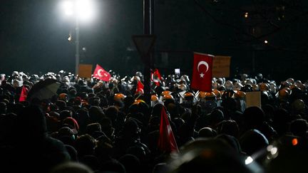 Des manifestants brandissent des drapeaux turcs lors d'un rassemblement, le 24 mars 2025 à Istanbul (Turquie). (OZAN KOSE / AFP)