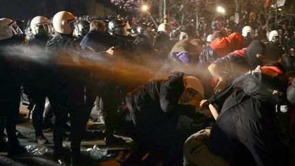 Des policiers utilisent des gaz lacrymogènes lors d'une manifestation en soutien au maire d'Istanbul emprisonné, le 24 mars 2025. (ANGELOS TZORTZINIS / AFP)