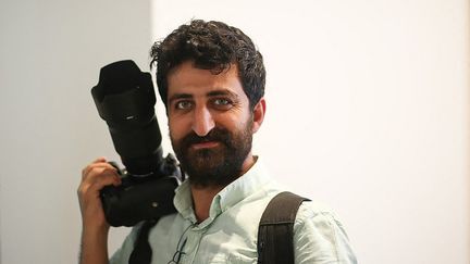 Une photo non datée du photographe turc de l'Agence France-Presse Yasin Akgül, au musée d'Art moderne d'Istanbul (Turquie). (AFP)