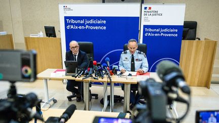 Le procureur de la République d'Aix-en-Provence, Jean-Luc Blanchon (à gauche) et le colonel Christophe Berthelin de la gendarmerie de Marseille (à droite), lors d'une conférence de presse, le 27 mars 2025. (CLEMENT MAHOUDEAU / AFP)