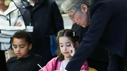 La ministre de l'Éducation nationale Elisabeth Borne en visite dans une école de Rueil-Malmaison, le 28 mars 2025. (THOMAS SAMSON / AFP)