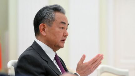Le ministre des Affaires étrangères chinois, Wang Yi, à Moscou, en Russie, le 1er avril 2025. (GRIGORY SYSOYEV / AFP)