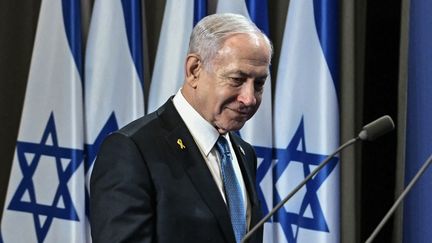 Le Premier ministre israélien, Benyamin Nétanyahou, lors d'une conférence de presse à Budapest, en Hongrie, après des entretiens bilatéraux, le 3 avril 2025. (ATTILA KISBENEDEK / AFP)