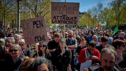 Des sympathisants d'une partie de la gauche au rassemblement contre l'extrême droite et pour défendre l'Etat de droit, le 6 avril 2025 à Paris. (KIRAN RIDLEY / AFP)