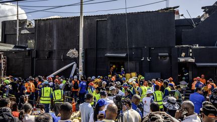 La protection civile et les pompiers fouillent la boîte de nuit Jet Set après l'effondrement de son toit, à Saint-Domingue (République dominicaine), le 8 avril 2025. (FRANCESCO SPOTORNO / AFP)