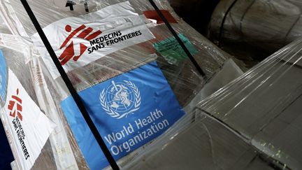 Des colis humanitaires à destination de la bande de Gaza sont stockés à la frontière égyptienne, le 8 avril 2025. (BENOIT TESSIER / AFP)