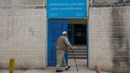 Une clinique de l'agence de l'ONU pour les réfugiés palestiniens, à Jérusalem, le 9 avril 2025. (AHMAD GHARABLI / AFP)