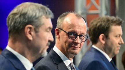 Le futur chancelier allemand Friedrich Merz (au centre) lors d'une conférence de presse à Berlin, le 9 avril 2025. (TOBIAS SCHWARZ / AFP)