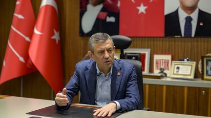 Özgür Özel, le chef du Parti républicain du peuple (CHP, social-démocrate), à Istanbul, en Turquie, le 9 avril 2025. (YASIN AKGUL / AFP)