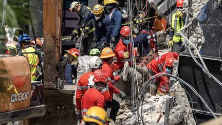 Les équipes de secours interviennent après l'effondrement de son toit à Saint-Domingue, en République dominicaine, le 9 avril 2025. (FRANCESCO SPOTORNO / AFP)