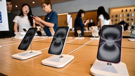 Les prix de l'iPhone vont-ils flamber avec la hausse des droits de douane imposés à la Chine par Donald Trump, le 10 avril 2025 ? (HECTOR RETAMAL / AFP)