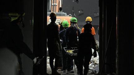 Des sauveteurs transportent une civière dans la boîte de nuit Jet Set, le 10 avril 2025, après l'effondrement de son toit à Saint-Domingue. (MARTIN BERNETTI / AFP)