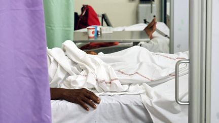 Des patients atteints du chikungunya dans un hôpital de La Réunion, le 10 avril 2025. (RICHARD BOUHET / AFP)