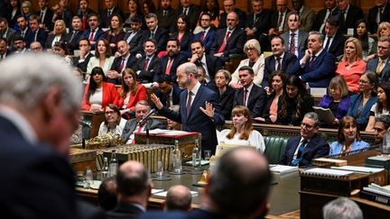 À Londres, les deux chambres du Parlement sont exceptionnellement rentrées de vacances le 12 avril 2025 pour adopter en urgence une loi afin de prendre le contrôle des deux derniers hauts-fourneaux menacés de fermeture au Royaume-Uni. (- / HOUSE OF COMMONS / VIA AFP)