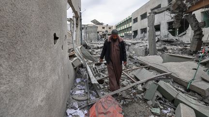 Un homme dans les décombres d'un bâtiment municipal de Deir al-Balah, dans la bande de Gaza, le 13 avril 2025. (EYAD BABA / AFP)