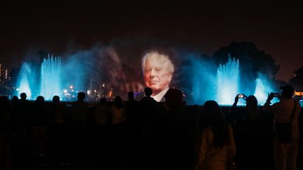 Un portrait de Mario Vargas Llosa, décédé le 13 avril 2025, est projeté au Circuit magique de l'eau du parc de la Reserva de Lima lors d'un hommage rendu à l'écrivain péruvien, le 14 avril 2025. (CONNIE FRANCE / AFP)