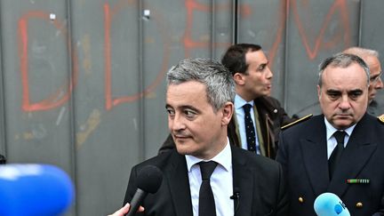 Le ministre de l'Intérieur, Gérald Darmanin, parle à la presse à La Farlède (Var), le 15 avril 2025. (MIGUEL MEDINA / AFP)