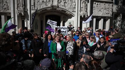 Susan Smith et Marion Calder, directrices de l'association For Women Scotland, font une déclaration devant la Cour suprême britannique, à Londres, le 16 avril 2025. (HENRY NICHOLLS / AFP)