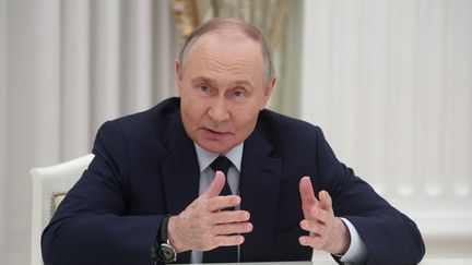 Le président russe, Vladimir Poutine, le 16 avril 2025, à Moscou (Russie). (SOFIA SANDURSKAYA / AFP)